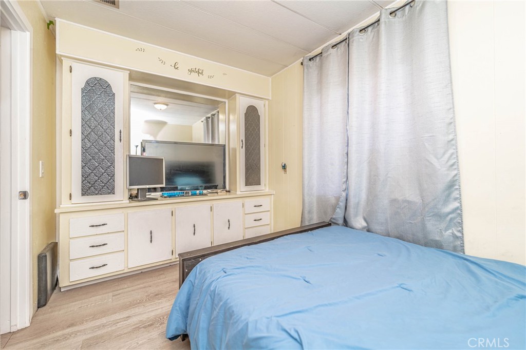 10550 Western Avenue 76