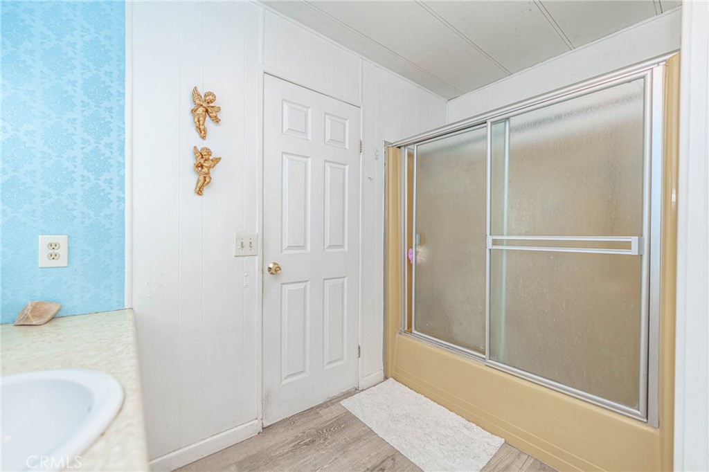 10550 Western Avenue 76