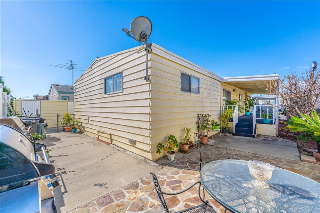 10550 Western Avenue 76