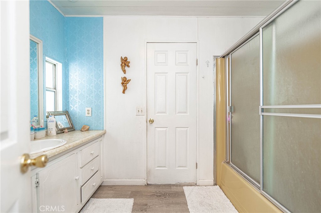 10550 Western Avenue 76