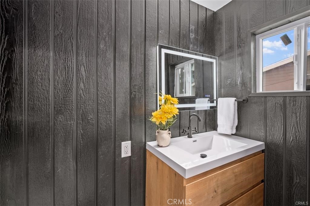 373 Victoria Street 1