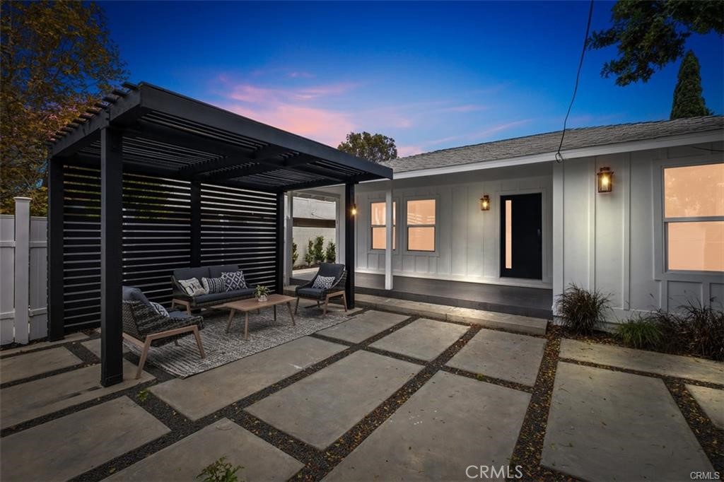 373 Victoria Street 1