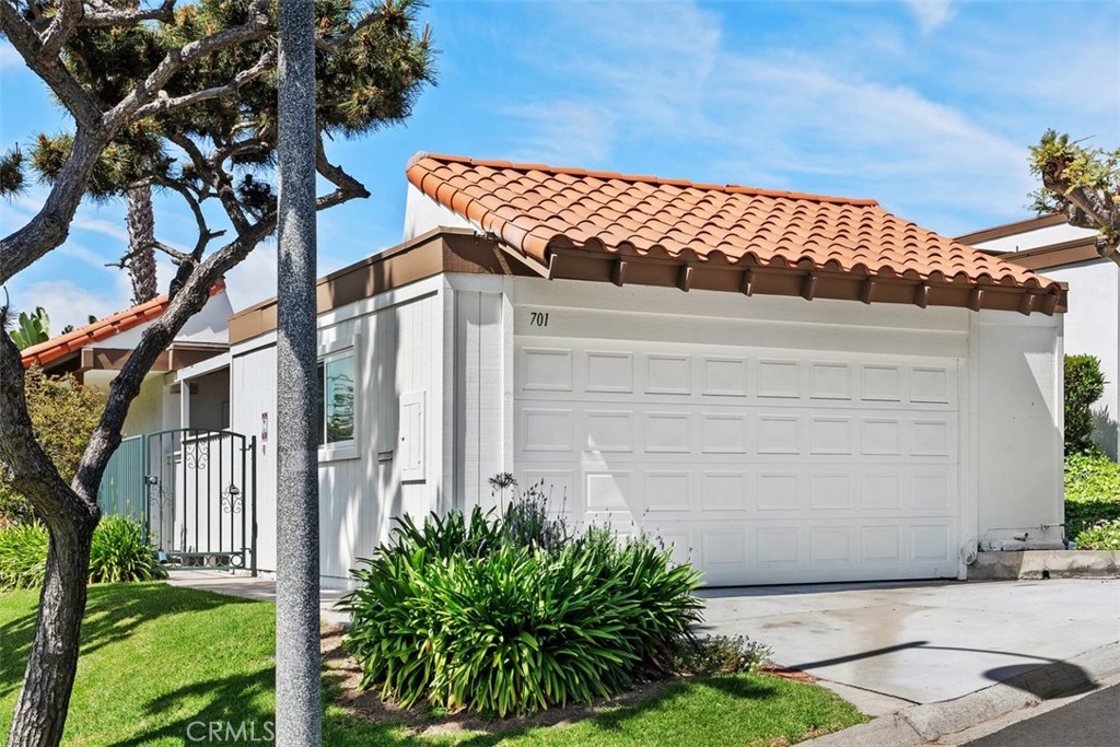 701 Calle Los Olivos