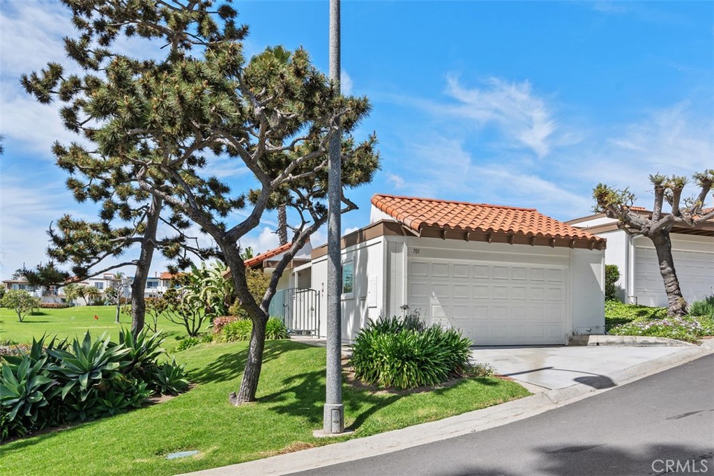 701 Calle Los Olivos