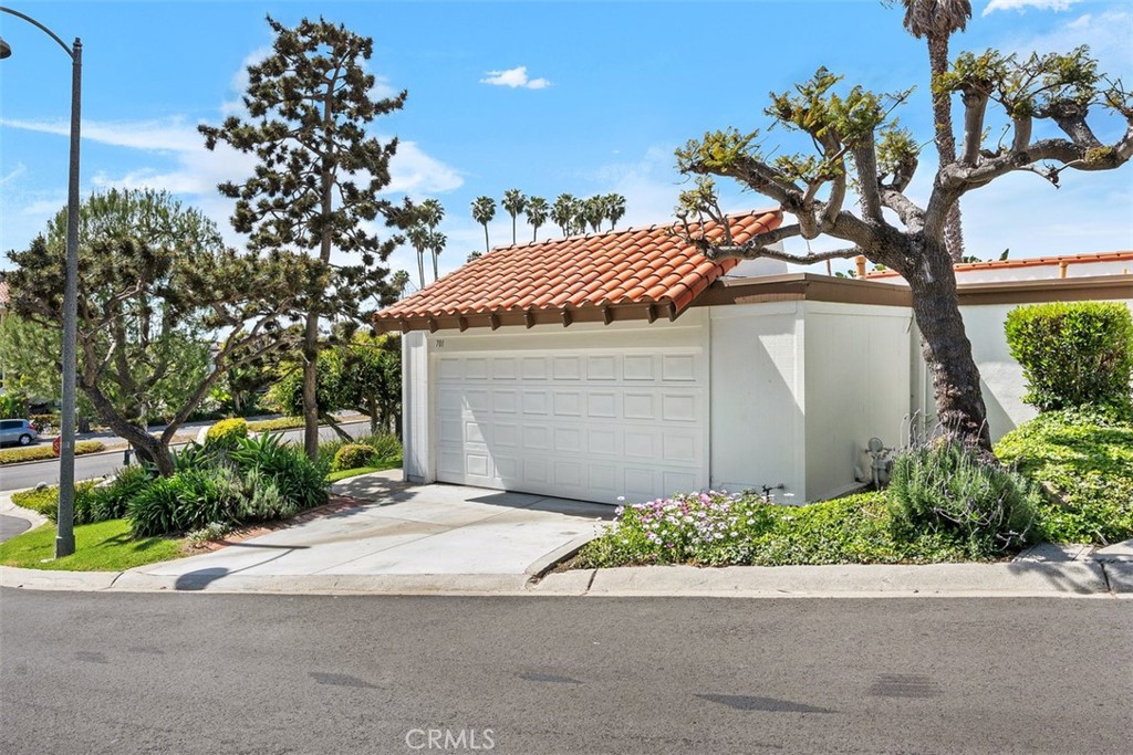 701 Calle Los Olivos