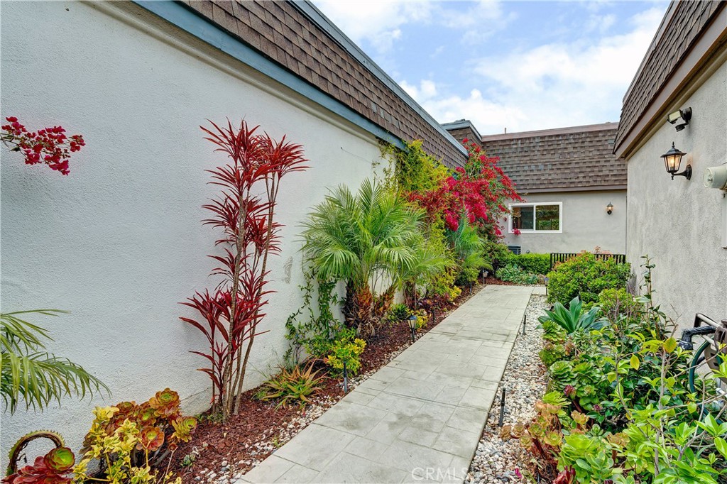 16 Queens Wreath Way