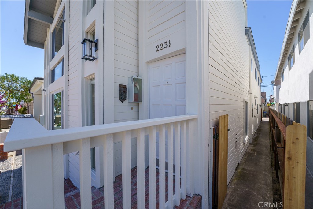 223 1/2 Sapphire Avenue