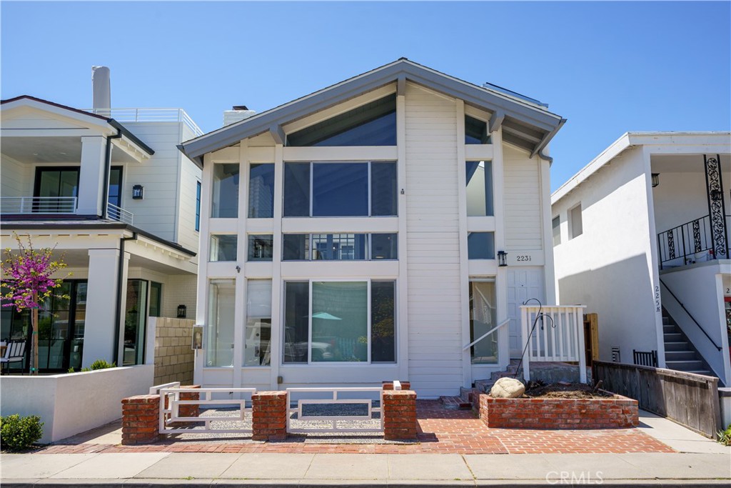 223 1/2 Sapphire Avenue