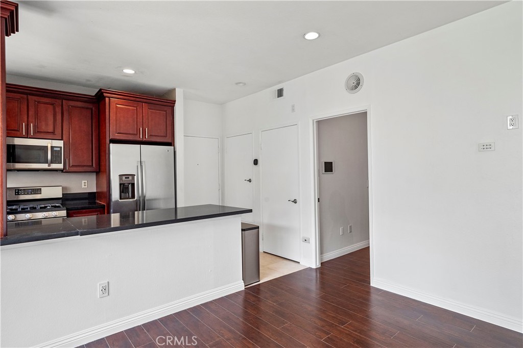 10520 Lakeside Drive N E