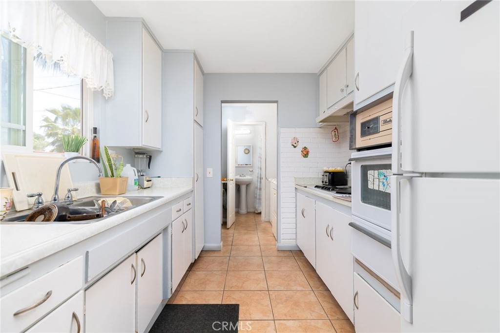 1085 Aquamarine Lane