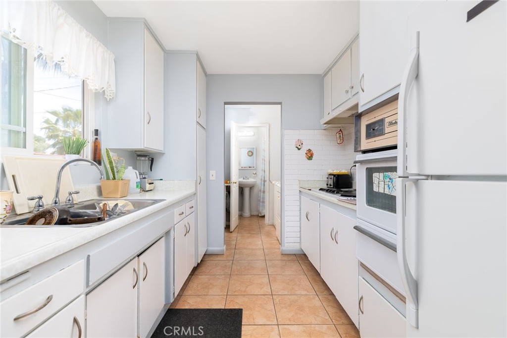 1085 Aquamarine Lane