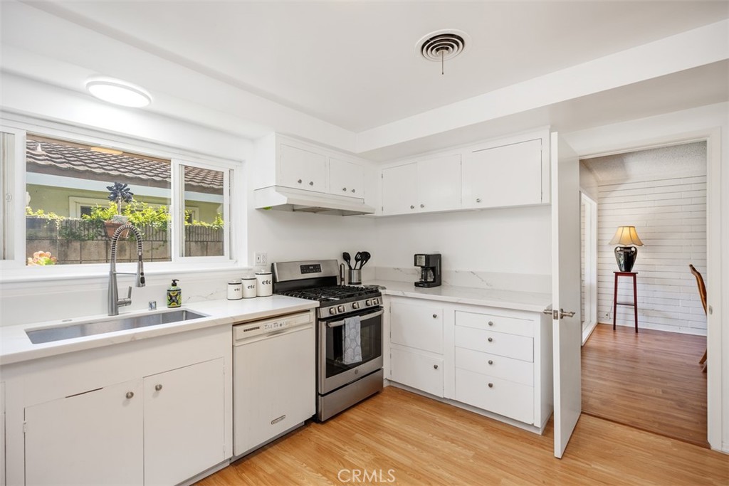 2823 N Flower Street