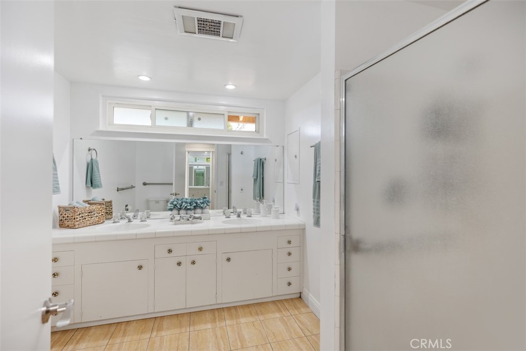 2823 N Flower Street