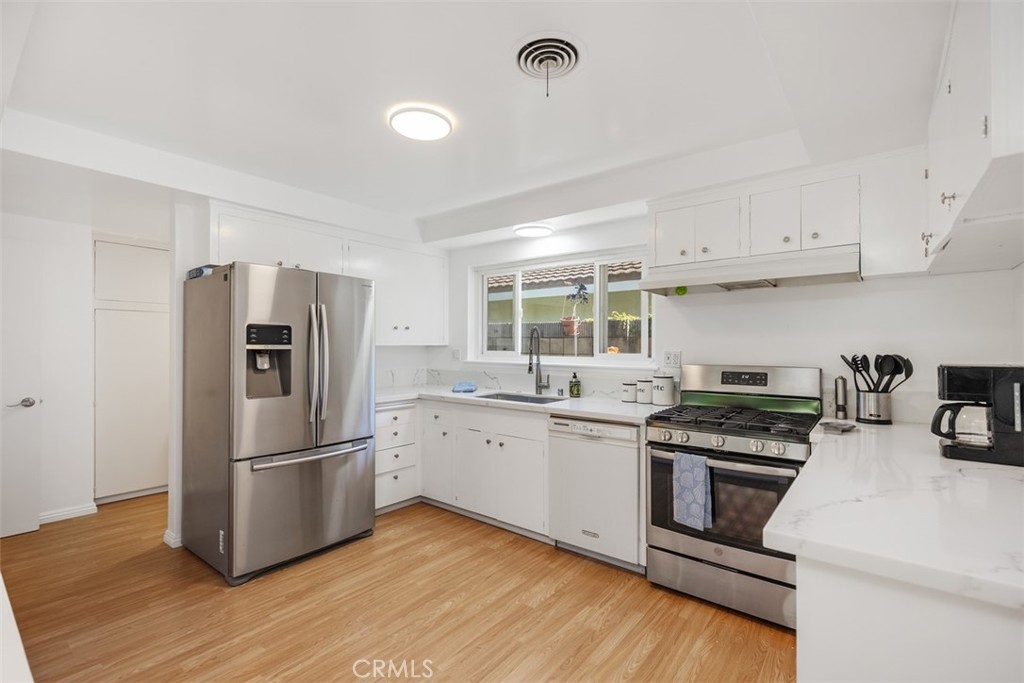 2823 N Flower Street