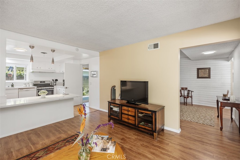 2823 N Flower Street