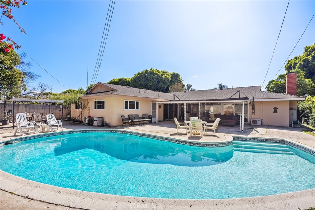 2823 N Flower Street