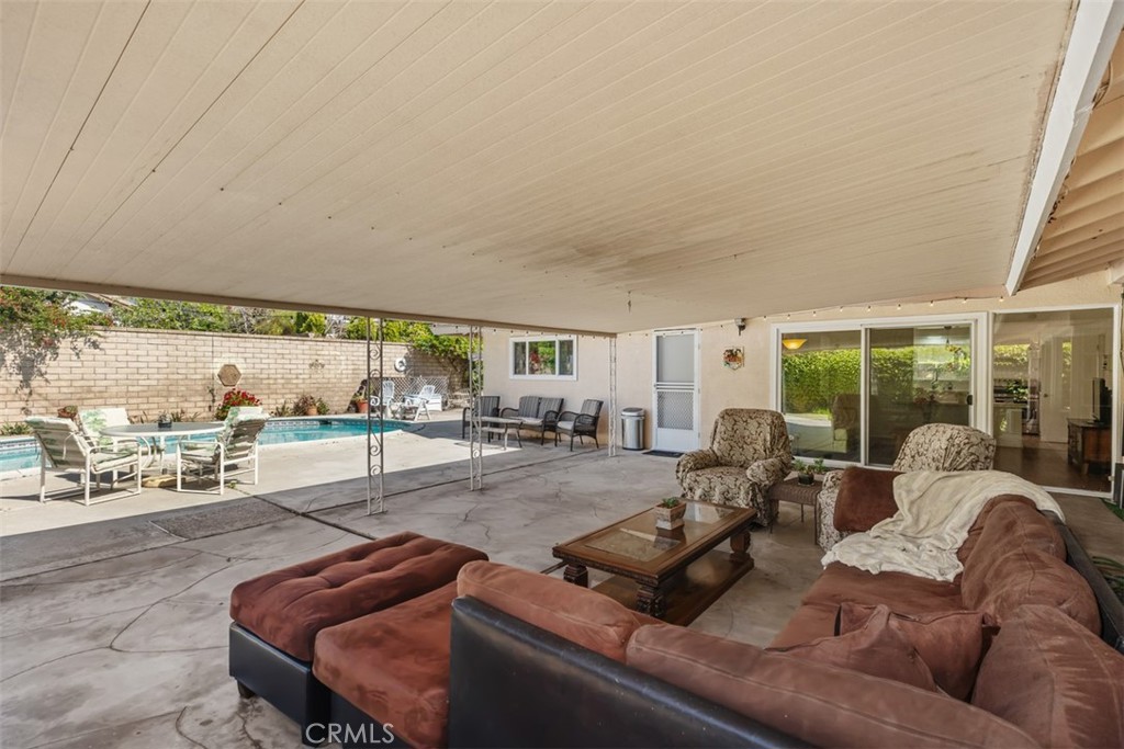 2823 N Flower Street