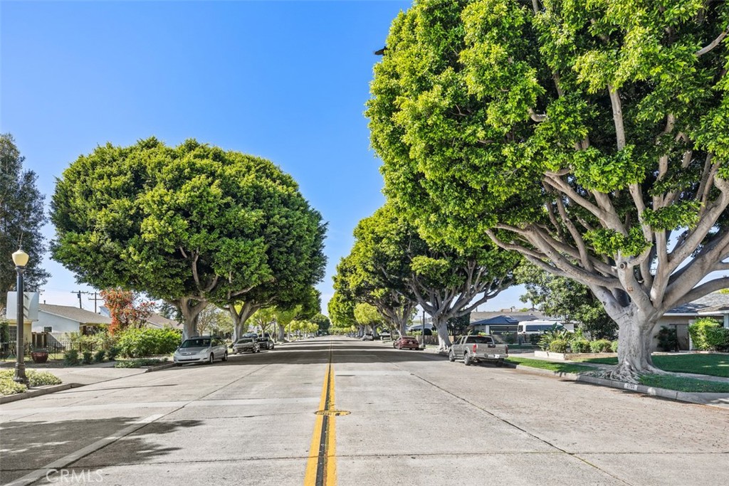 2823 N Flower Street