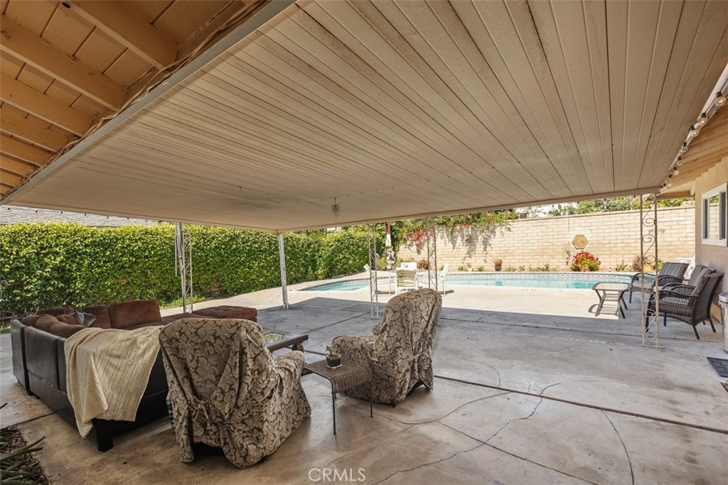 2823 N Flower Street