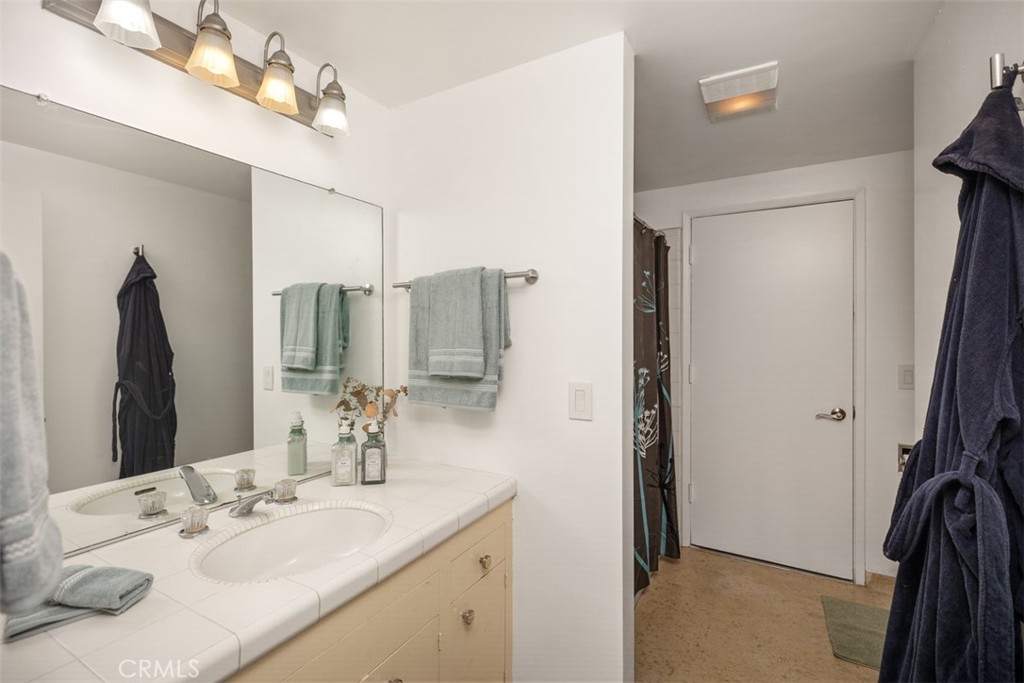 2823 N Flower Street