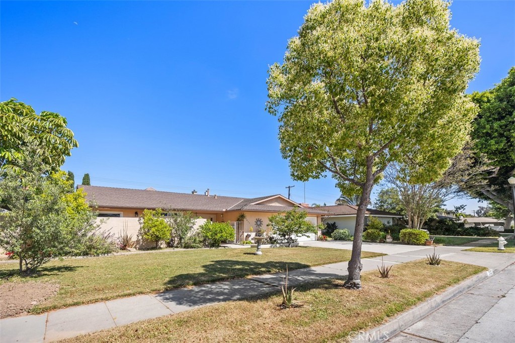 2823 N Flower Street