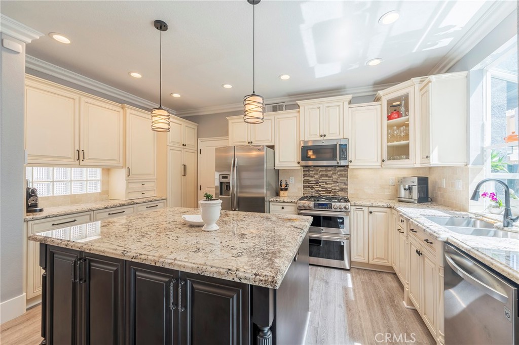 406 Goldenwest Street