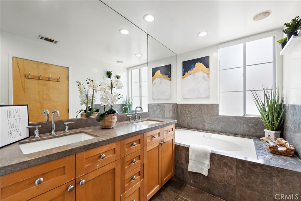 5350 Playa Vista Drive 11