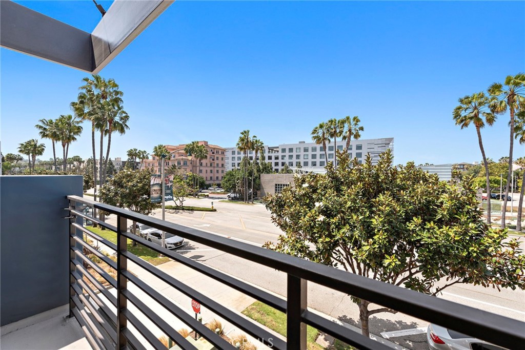 5350 Playa Vista Drive 11