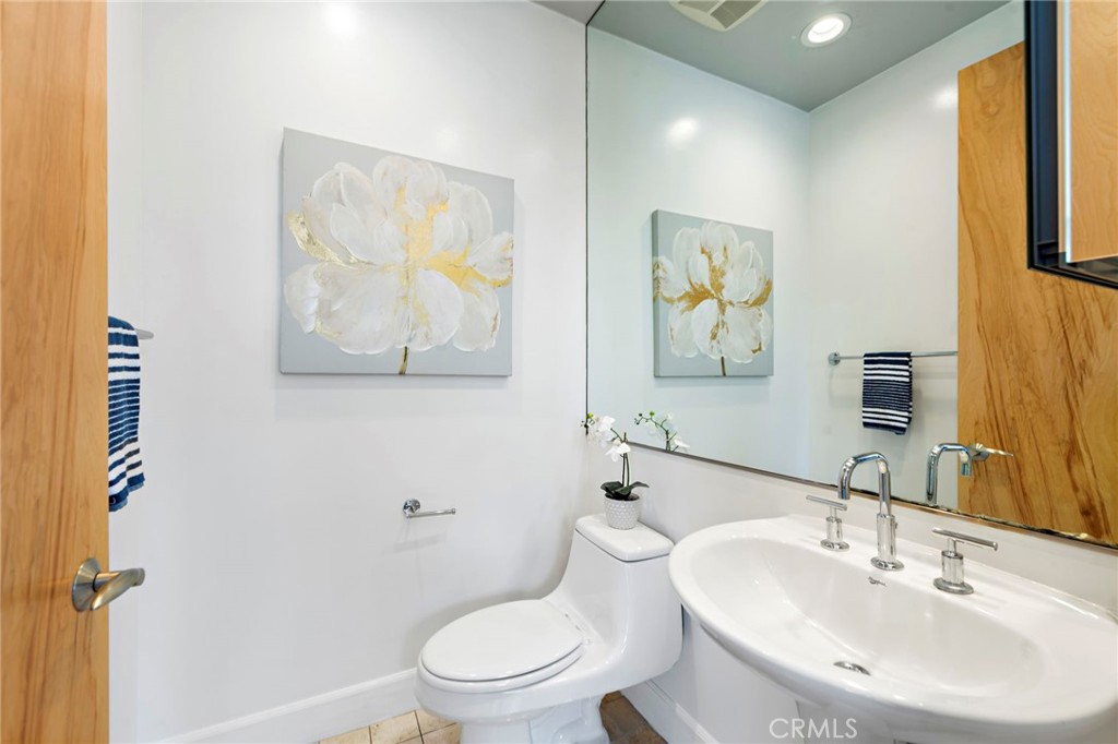 5350 Playa Vista Drive 11