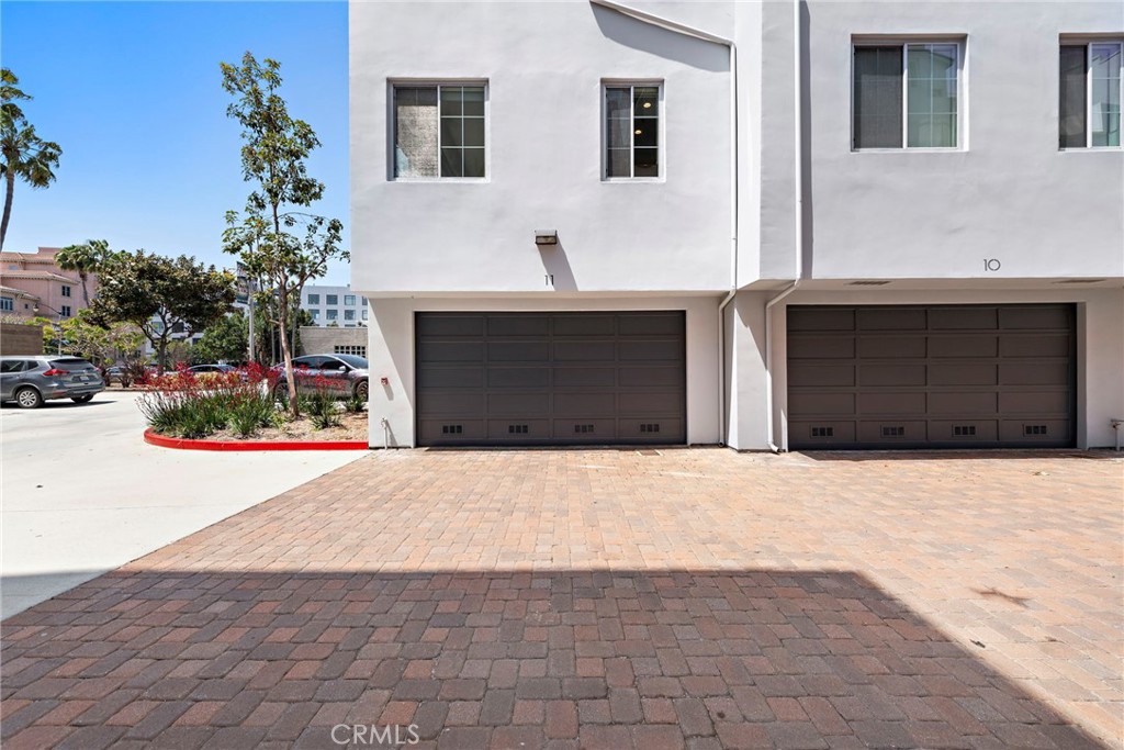 5350 Playa Vista Drive 11