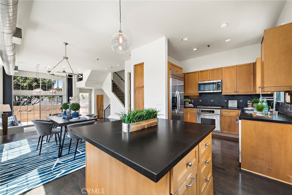 5350 Playa Vista Drive 11