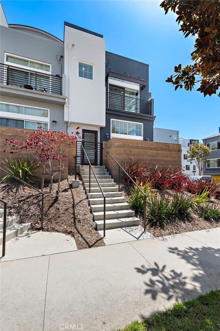 5350 Playa Vista Drive 11