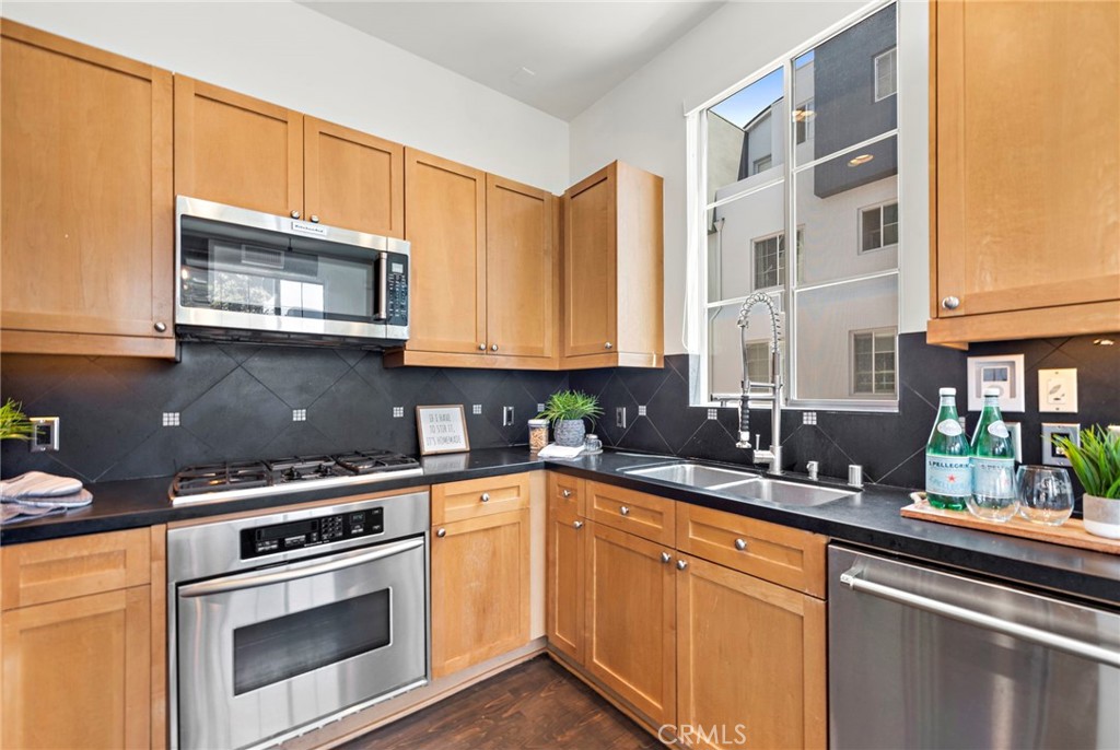 5350 Playa Vista Drive 11