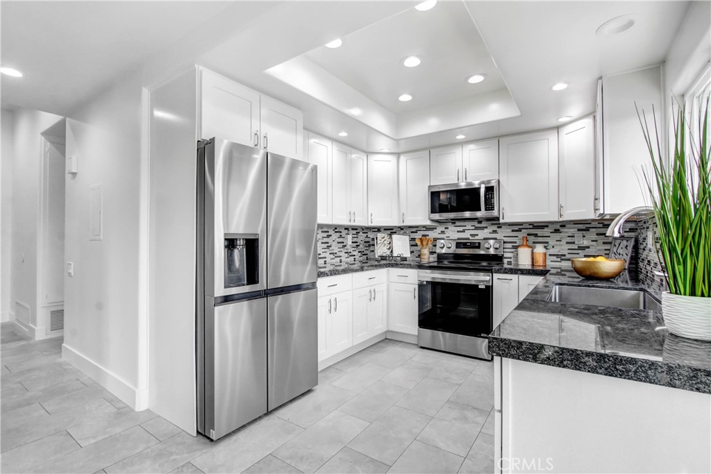 2392 E El Chorro Way