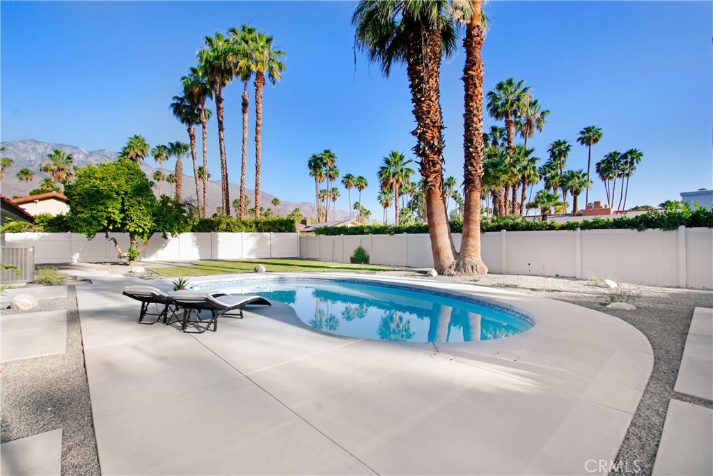 2392 E El Chorro Way