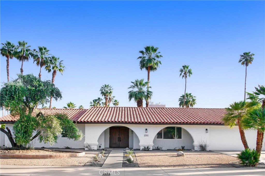 2392 E El Chorro Way