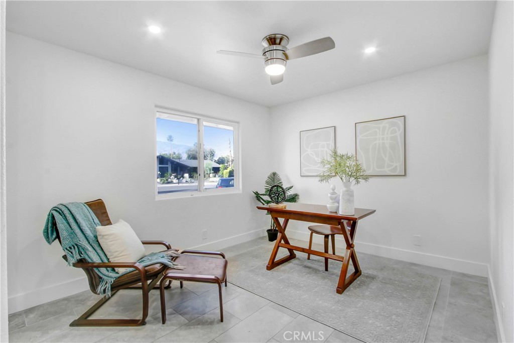 2392 E El Chorro Way