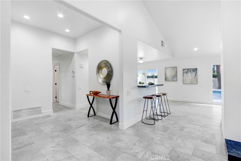 2392 E El Chorro Way