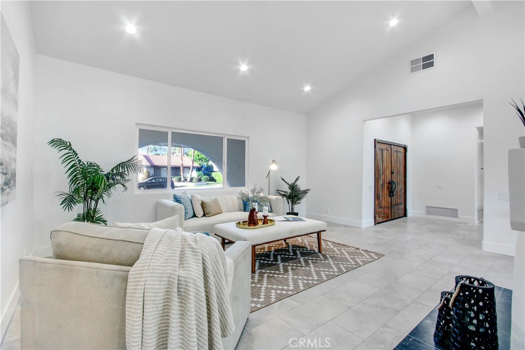 2392 E El Chorro Way