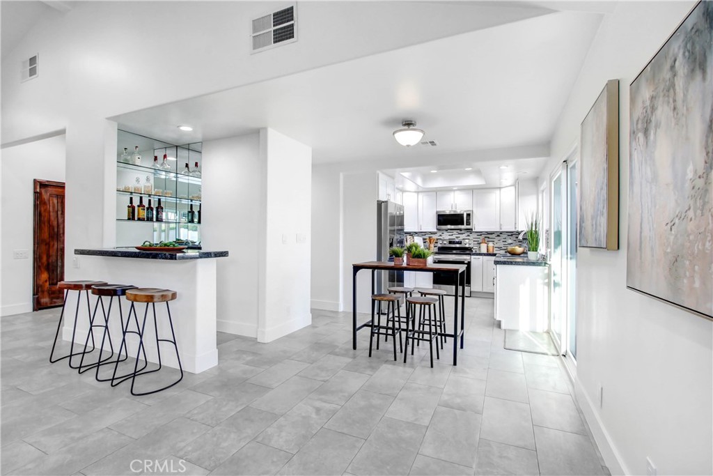 2392 E El Chorro Way