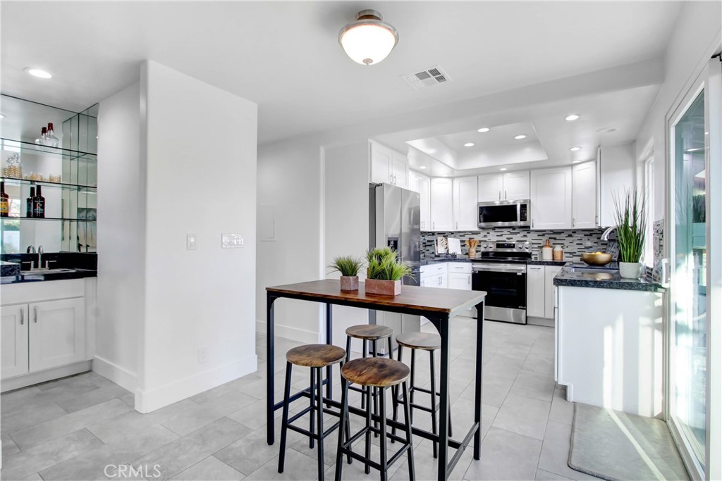 2392 E El Chorro Way