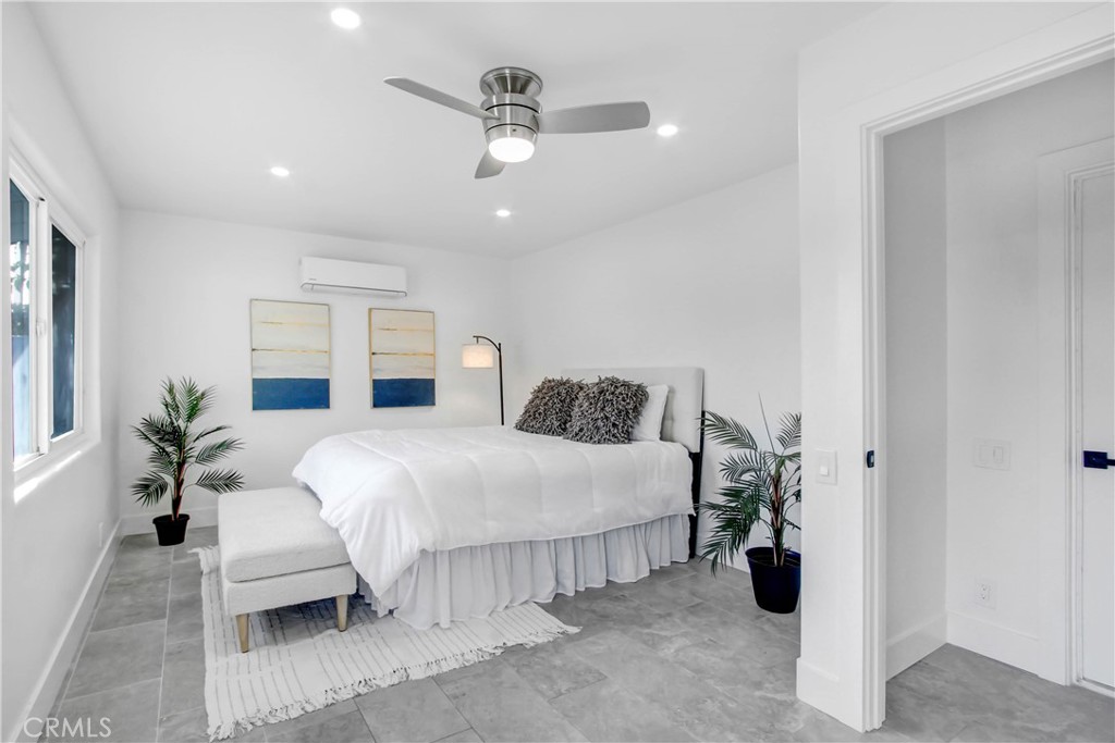 2392 E El Chorro Way