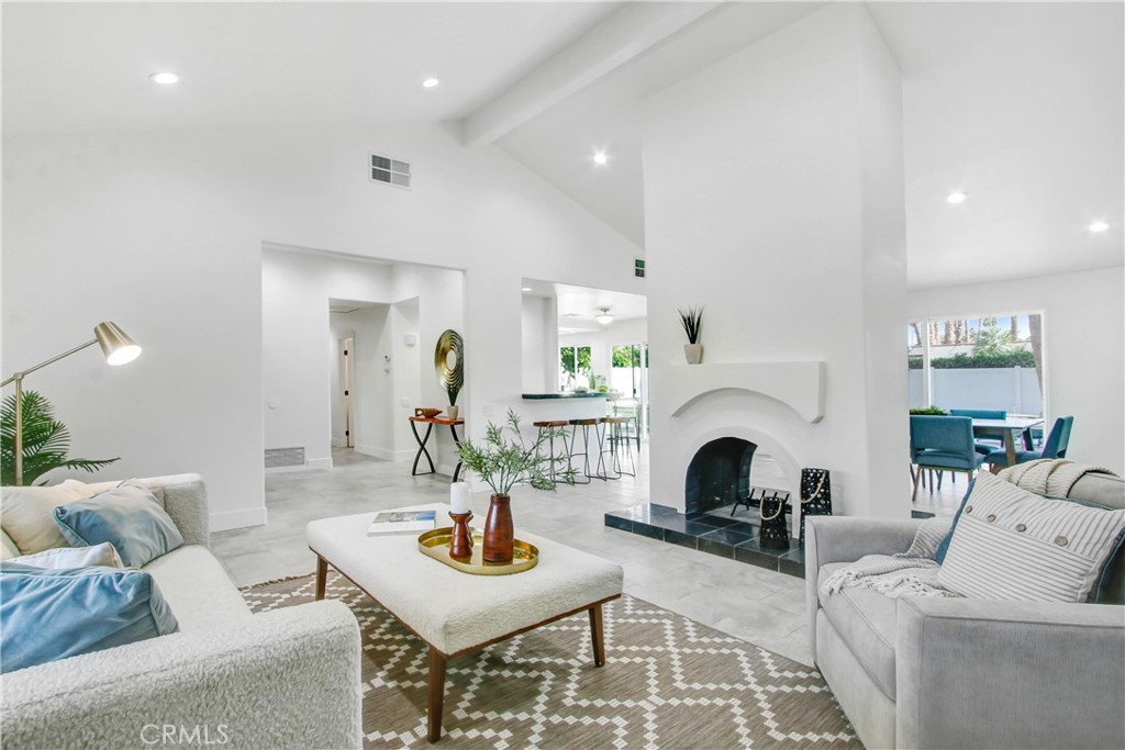 2392 E El Chorro Way