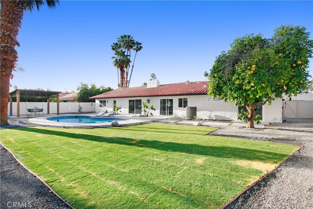 2392 E El Chorro Way