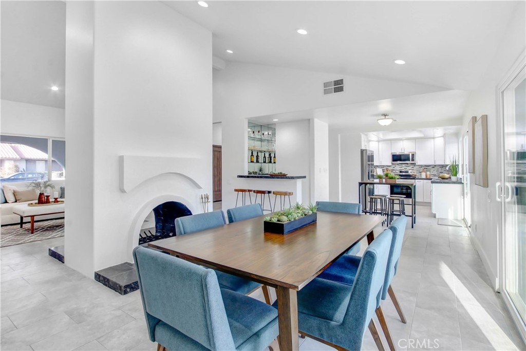 2392 E El Chorro Way