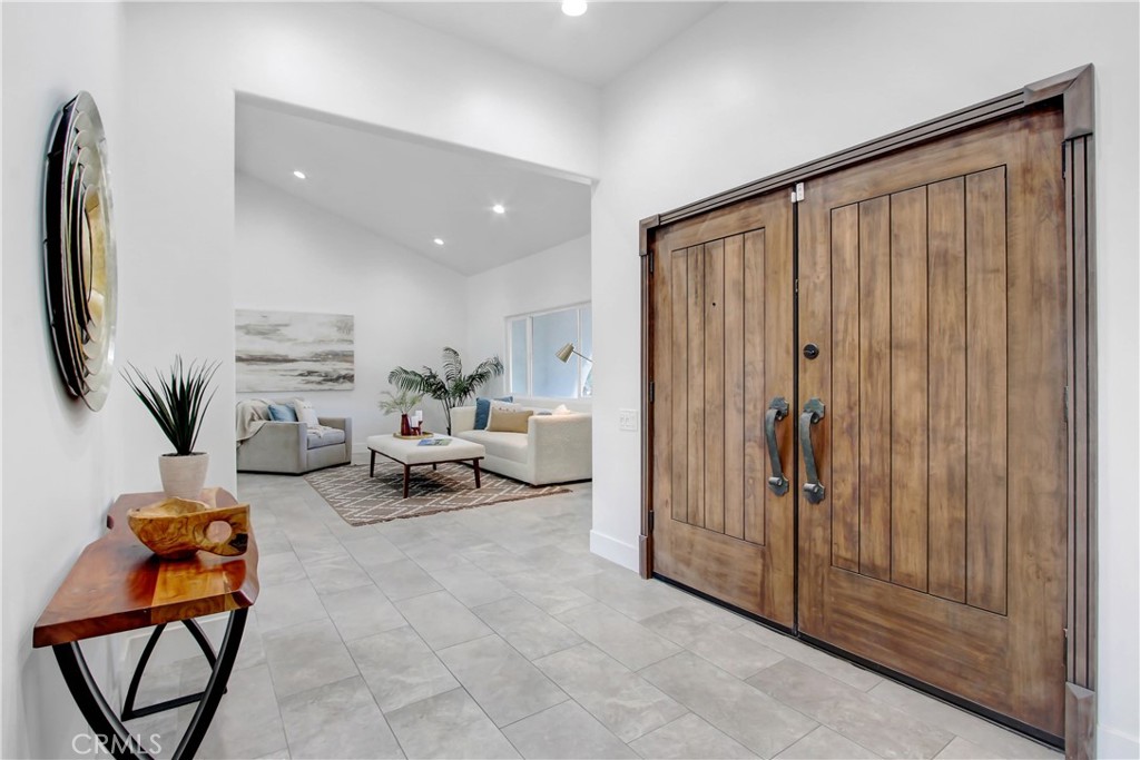 2392 E El Chorro Way