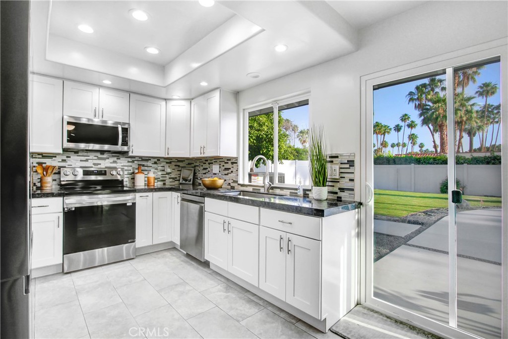 2392 E El Chorro Way