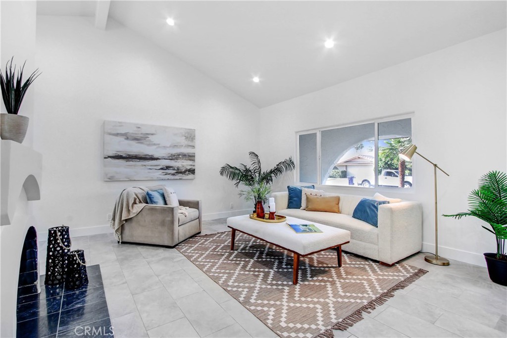 2392 E El Chorro Way