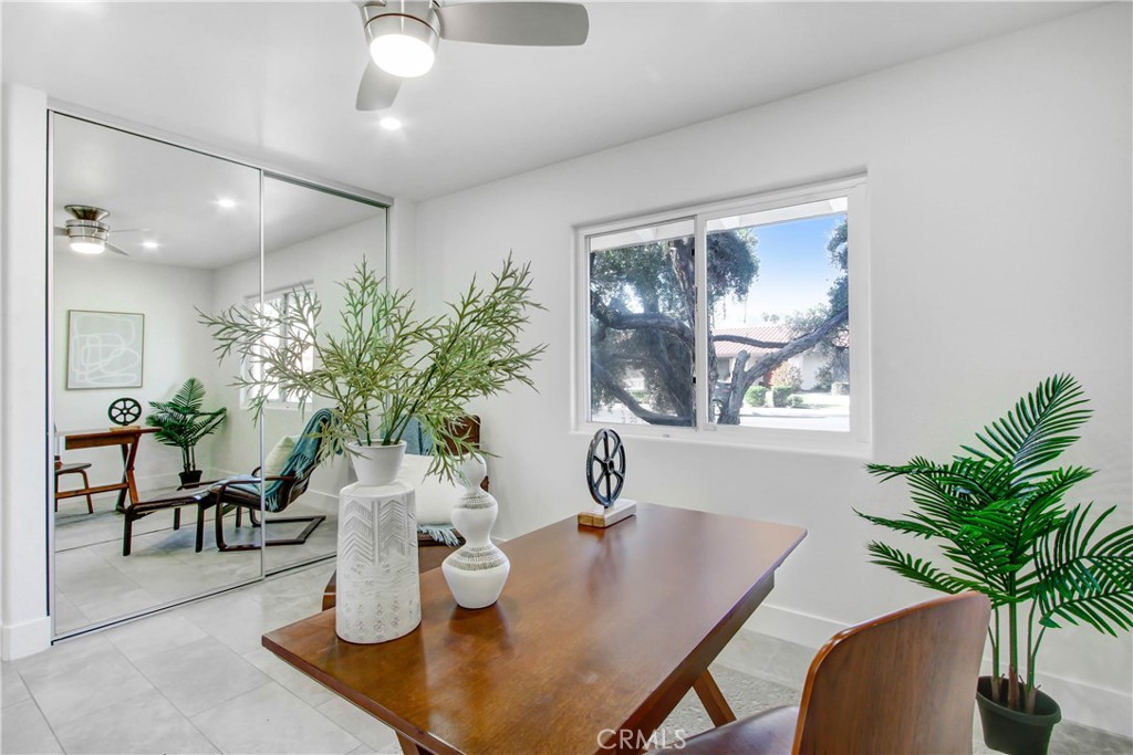 2392 E El Chorro Way