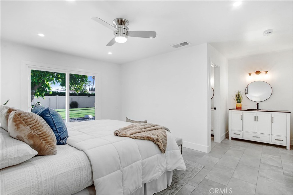 2392 E El Chorro Way